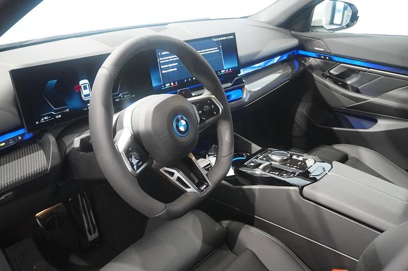 Begagnad BMW 530e Shadowline 2026 Vit Kombi