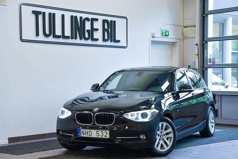 Svart Begagnad 2013 BMW 116 Sport Line Halvkombi | 99 900 kr (Marknadspris) - Bild 1/4