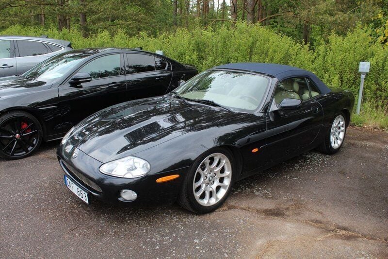Svart Begagnad 2003 Jaguar XK Cab | 212 000 kr (Marknadspris) - Bild 1/3
