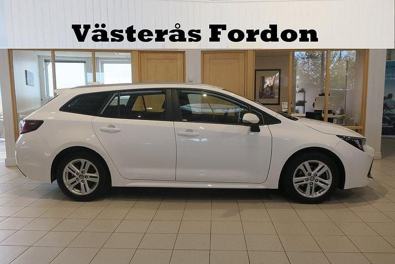 Vit Begagnad 2022 Toyota Corolla Active Kombi | 237 900 kr (Marknadspris) - Bild 1/4
