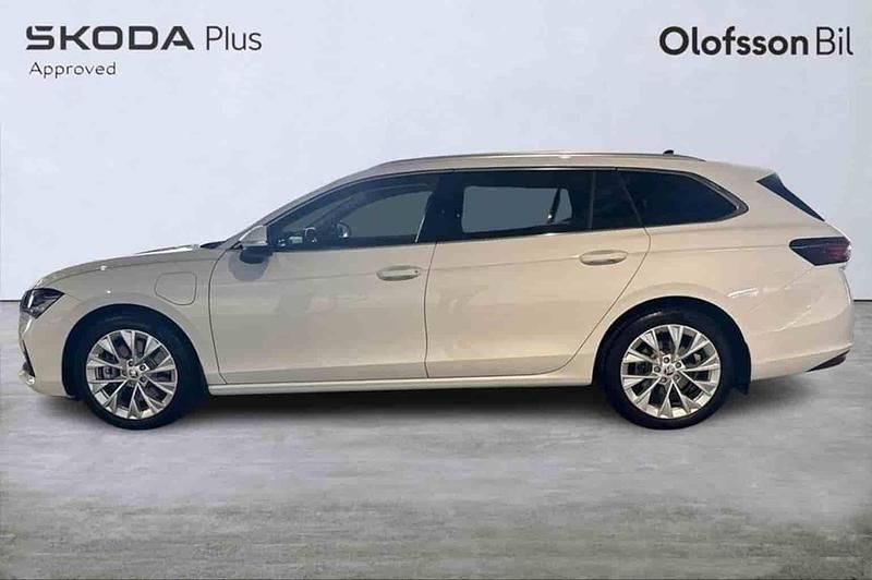Vit Begagnad 2025 Skoda Superb Kombi | 449 900 kr - Bild 1/1