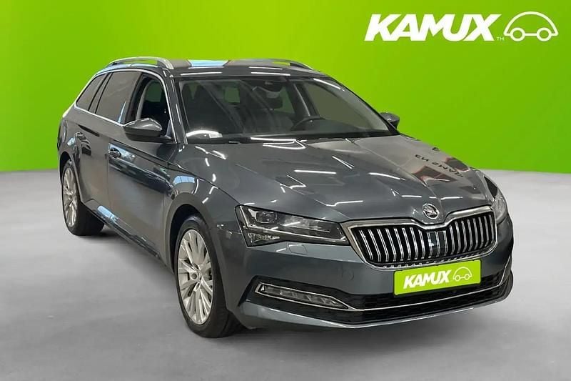 Silver/grå Begagnad 2020 Skoda Superb Kombi | 238 700 kr (Marknadspris) - Bild 1/4