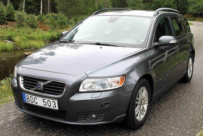 Grå Begagnad 2008 Volvo V50 Momentum Kombi | 34 000 kr (Bra pris) - Bild 1/4