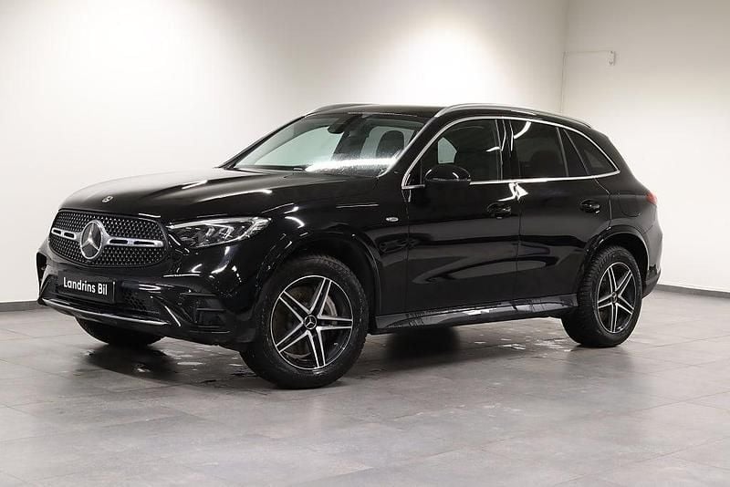 Svart Begagnad 2025 Mercedes GLC300e Advanced SUV | 719 000 kr (Marknadspris) - Bild 1/4