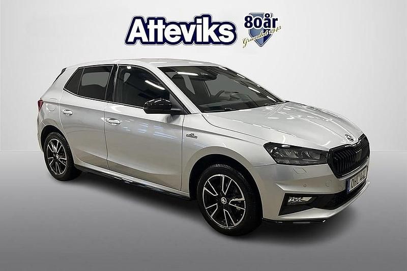 Silver Begagnad 2024 Skoda Fabia Monte Carlo Halvkombi | 228 900 kr (Marknadspris) - Bild 1/4