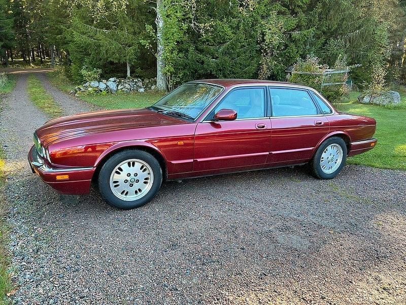 Röd Begagnad 1995 Jaguar XJ Sedan | 42 000 kr - Bild 1/4
