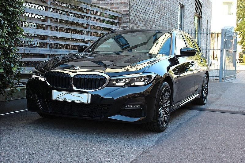 Svart Begagnad 2020 BMW 330e M Sport Kombi | 339 000 kr (Dyr) - Bild 1/4