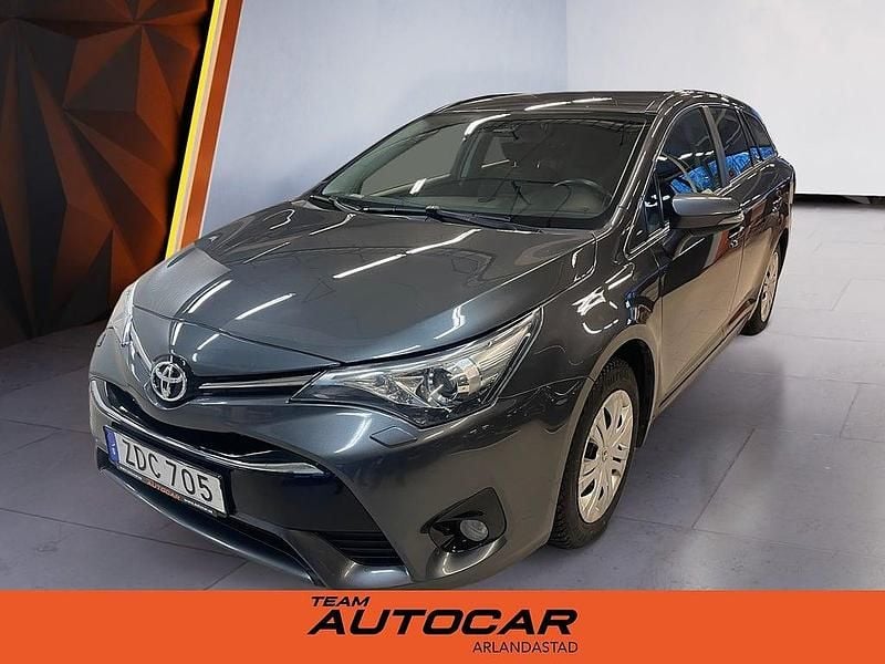 Grå Begagnad 2017 Toyota Avensis Active Kombi | 159 900 kr (Marknadspris) - Bild 1/4