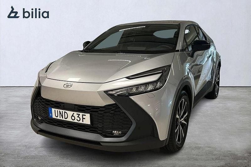 Silver Begagnad 2025 Toyota C-HR Style SUV | 364 900 kr (Marknadspris) - Bild 1/4