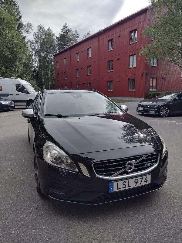 Svart Begagnad 2012 Volvo V60 R-Design Kombi | 99 500 kr (Marknadspris) - Bild 1/4