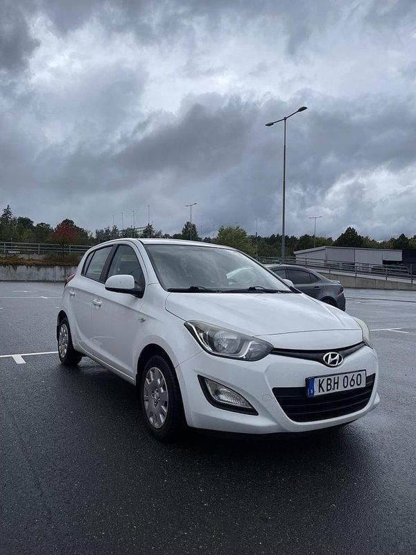 Vit Begagnad 2013 Hyundai i20 Select Halvkombi | 37 500 kr (Bra pris) - Bild 1/4
