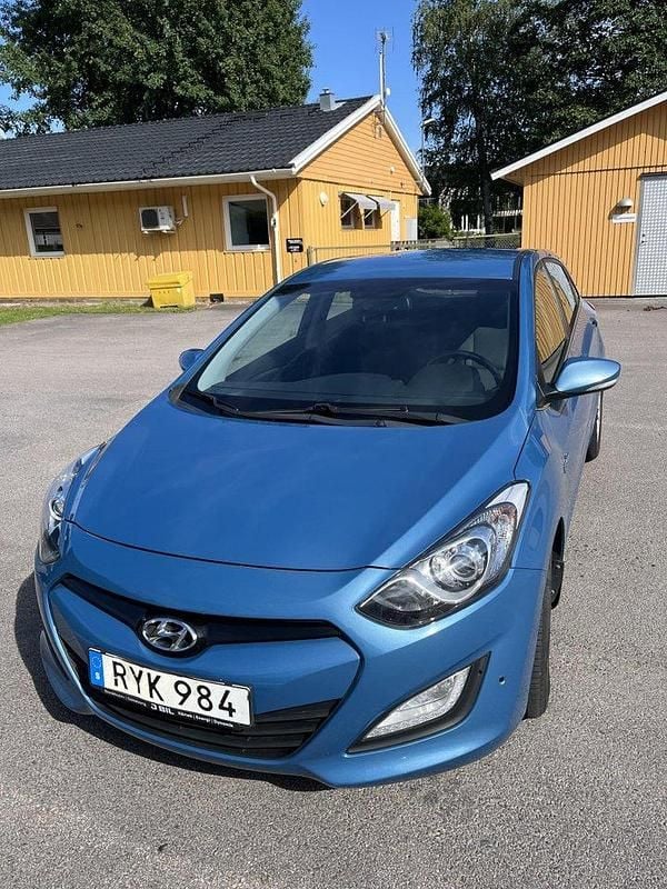 Blå Begagnad 2014 Hyundai i30 Halvkombi | 89 000 kr (Marknadspris) - Bild 1/4