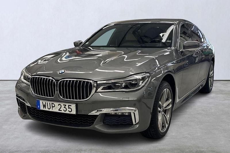 Grå Begagnad 2017 BMW 750 M Sport Sedan | 439 500 kr - Bild 1/4