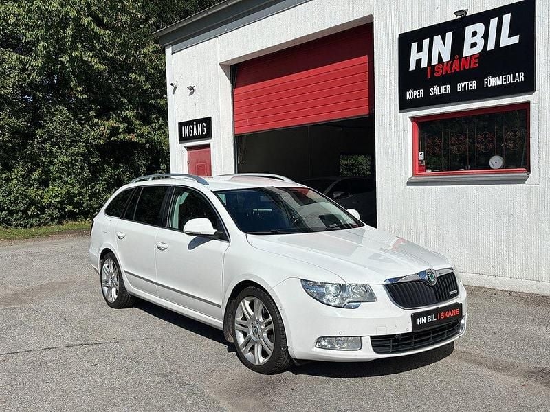 Vit Begagnad 2012 Skoda Superb Elegance Kombi | 69 900 kr (Marknadspris) - Bild 1/4
