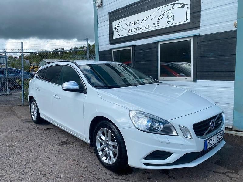 Vit Begagnad 2013 Volvo V60 R-Design Momentum Kombi | 114 900 kr (Marknadspris) - Bild 1/4