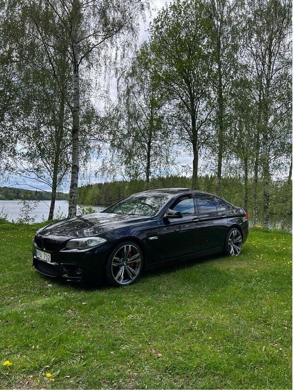 Svart Begagnad 2010 BMW 530 Comfort Edition Sedan | 127 000 kr (Lite dyr) - Bild 1/4