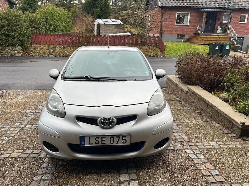 Begagnad 2011 Toyota Aygo Halvkombi | 30 000 kr (Marknadspris) - Bild 1/4