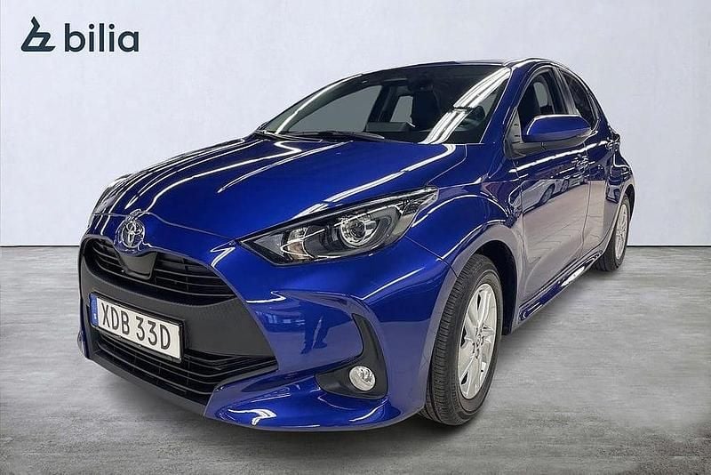 Blå Begagnad 2024 Toyota Yaris Hybrid Active Halvkombi | 239 900 kr (Marknadspris) - Bild 1/3
