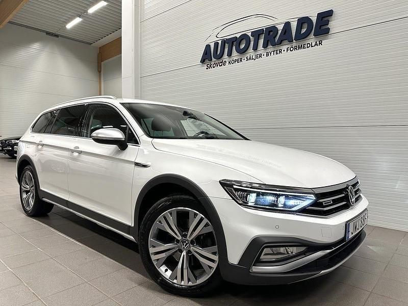 Vit Begagnad 2022 VW Passat Alltrack Executive Kombi | 309 900 kr (Marknadspris) - Bild 1/4