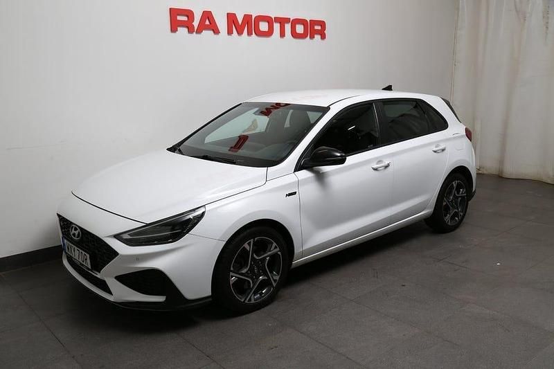 Vit (polar white) Begagnad 2020 Hyundai i30 N Line Halvkombi | 179 800 kr (Marknadspris) - Bild 1/3
