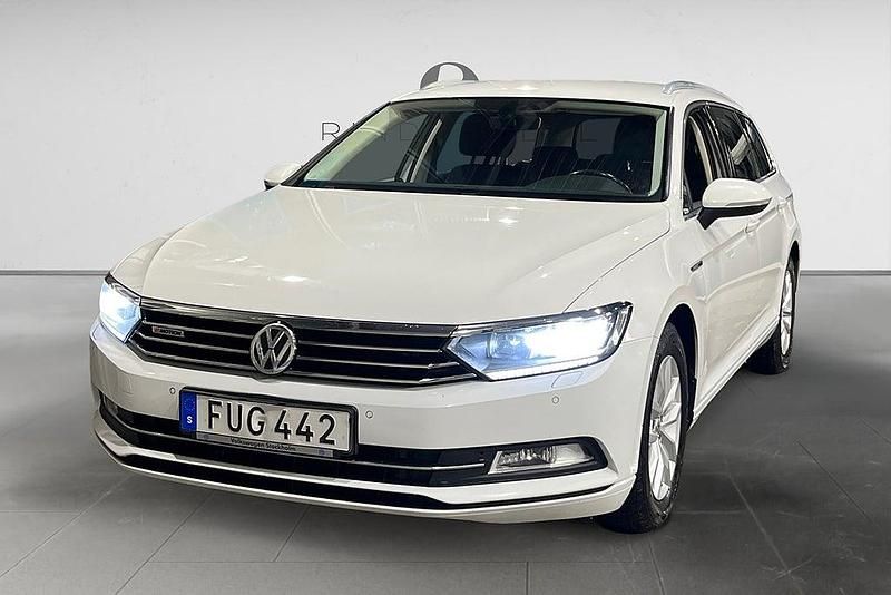 Vit Begagnad 2015 VW Passat Kombi | 99 900 kr (Dyr) - Bild 1/3
