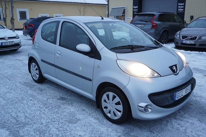 Grå Begagnad 2007 Peugeot 107 Halvkombi | 44 900 kr (Marknadspris) - Bild 1/4
