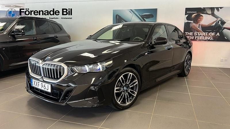 Svart Begagnad 2024 BMW 530e M Sport Sedan | 649 000 kr (Superpris) - Bild 1/4
