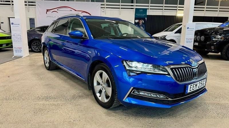 Blå Begagnad 2024 Skoda Superb Business Line Kombi | 359 900 kr (Marknadspris) - Bild 1/4