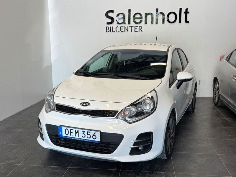 Vit Begagnad 2016 Kia Rio Halvkombi | 89 900 kr (Marknadspris) - Bild 1/4