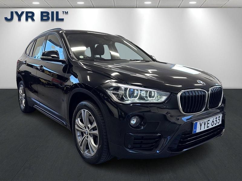 Svart Begagnad 2018 BMW X1 Sport Line SUV | 244 900 kr (Marknadspris) - Bild 1/4