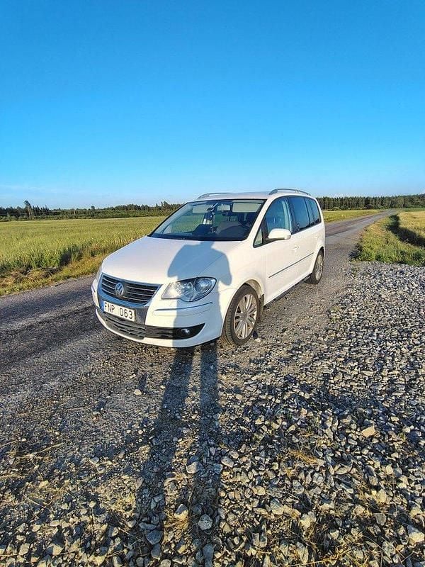 Vit Begagnad 2007 VW Touran Minibuss | 28 000 kr (Marknadspris) - Bild 1/4