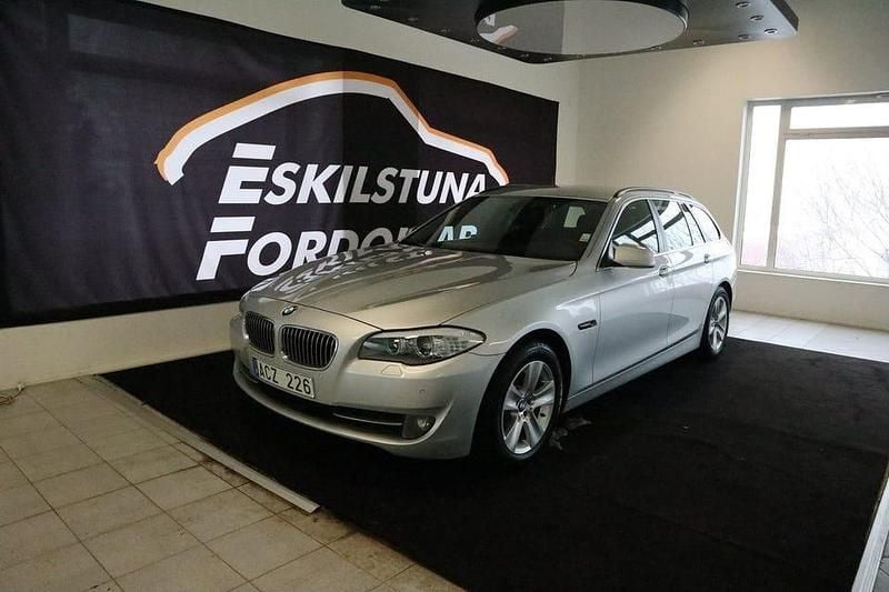 Titan silver metallic Begagnad 2012 BMW 520 Kombi | 94 900 kr (Superpris) - Bild 1/4