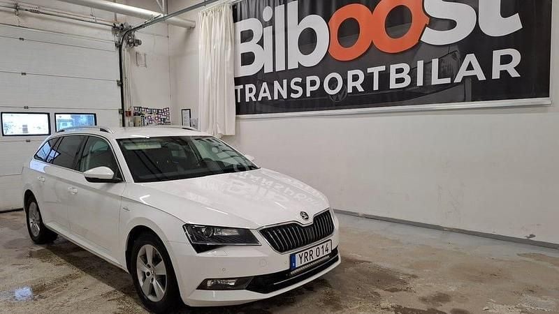 Vit Begagnad 2018 Skoda Superb Business Line Kombi | 204 900 kr (Marknadspris) - Bild 1/4