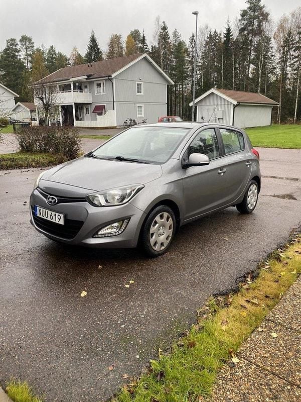 Grå Begagnad 2013 Hyundai i20 Premium Halvkombi | 69 000 kr (Marknadspris) - Bild 1/3