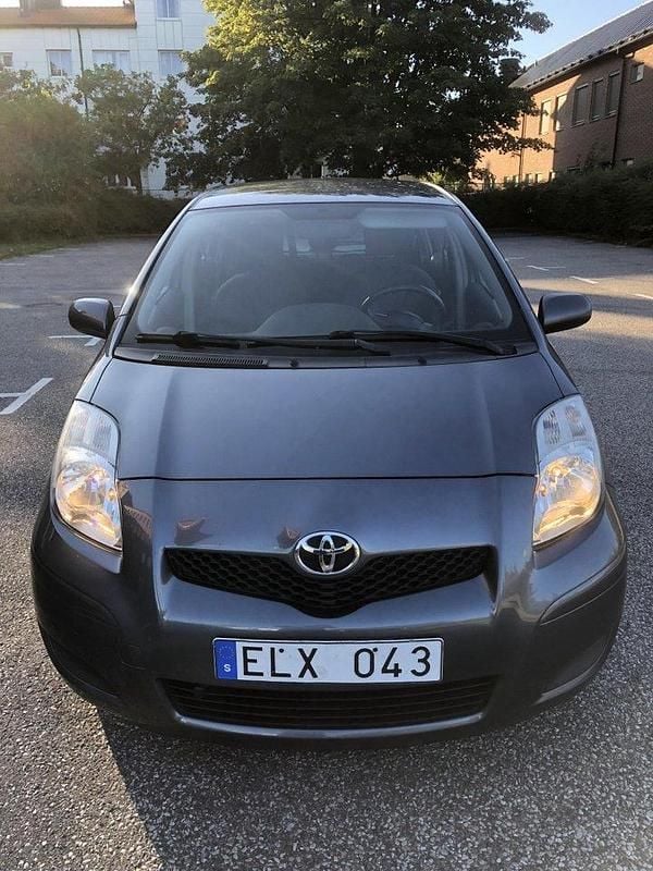 Blå Begagnad 2010 Toyota Yaris Halvkombi | 38 000 kr (Bra pris) - Bild 1/4