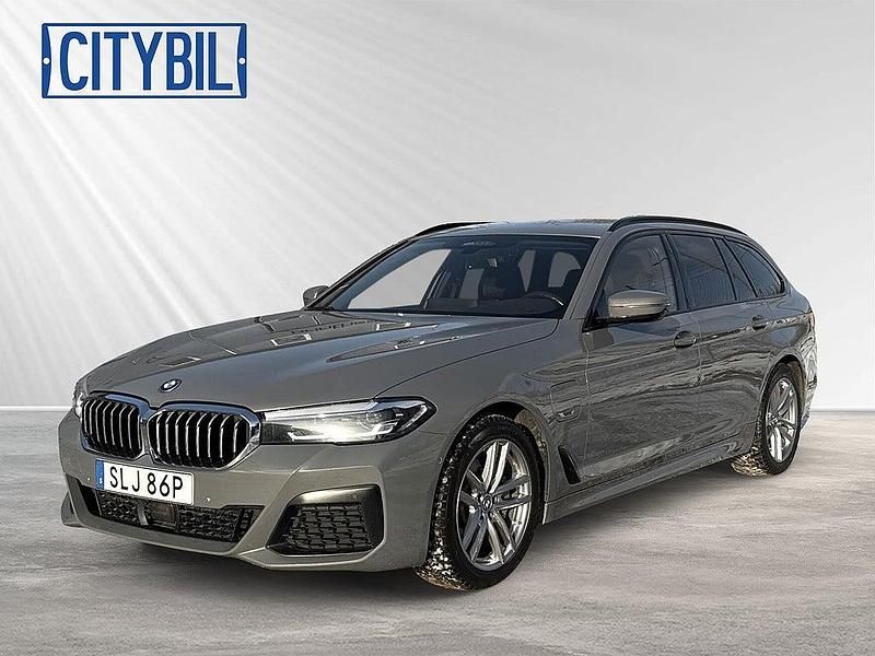Grå Begagnad 2022 BMW 530e M Sport Kombi | 319 700 kr (Bra pris) - Bild 1/4