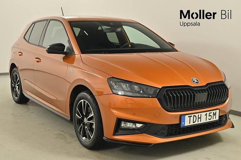 Phoenix orange metallic Begagnad 2024 Skoda Fabia Monte Carlo Halvkombi | 229 900 kr (Marknadspris) - Bild 1/4