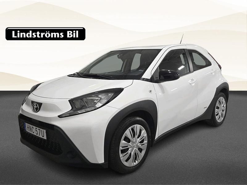 Vit Begagnad 2023 Toyota Aygo X Play SUV | 164 900 kr (Marknadspris) - Bild 1/3