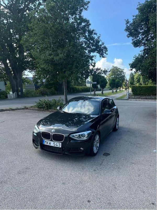Svart Begagnad 2013 BMW 118 M Sport Halvkombi | 150 000 kr (Marknadspris) - Bild 1/3