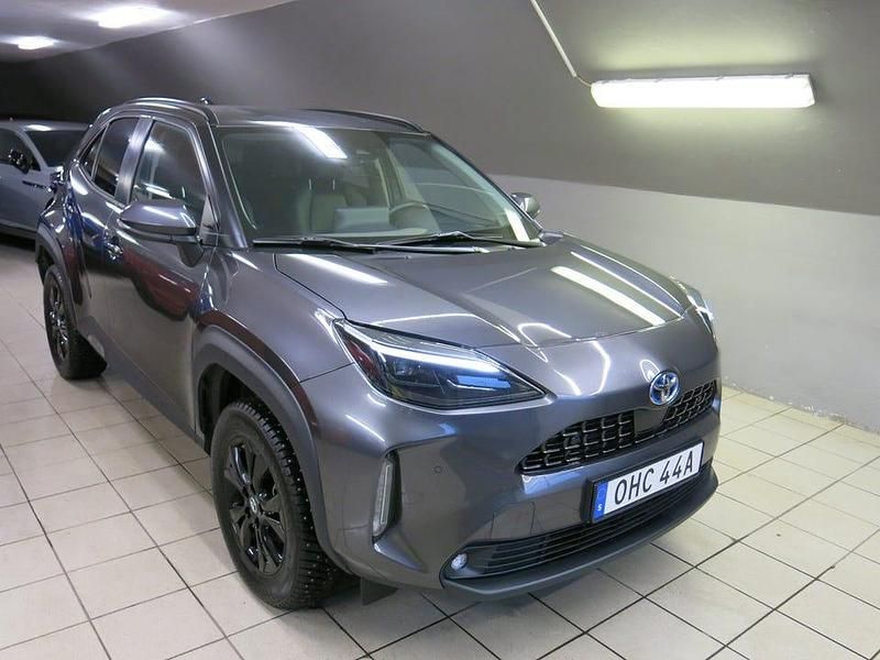 Grå Begagnad 2023 Toyota Yaris Cross Edition SUV | 299 900 kr (Marknadspris) - Bild 1/4