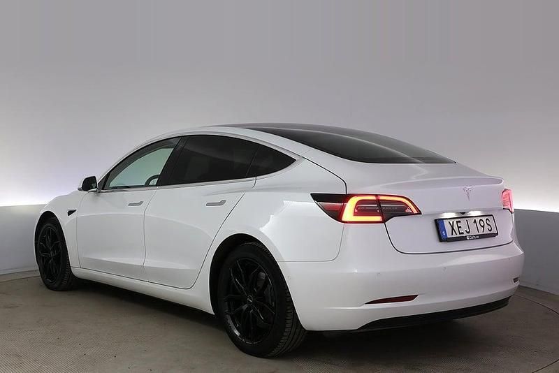 Begagnad Tesla Model 3 Standard Range Plus 239 kW (325 HK) 2020 Vit Sedan