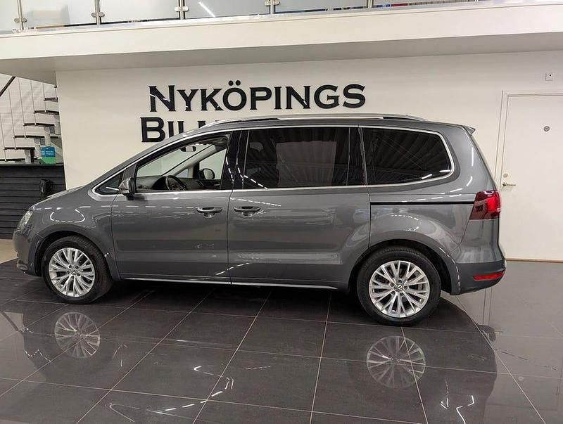 Begagnad VW Sharan 150 HK (110 kW) 2017 Mörkgrå (grå) Minibuss