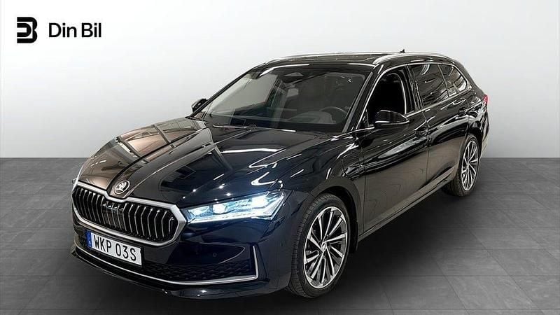 Ebony black metallic Begagnad 2025 Skoda Superb LAURIN & KLEMENT Kombi | 499 900 kr - Bild 1/4