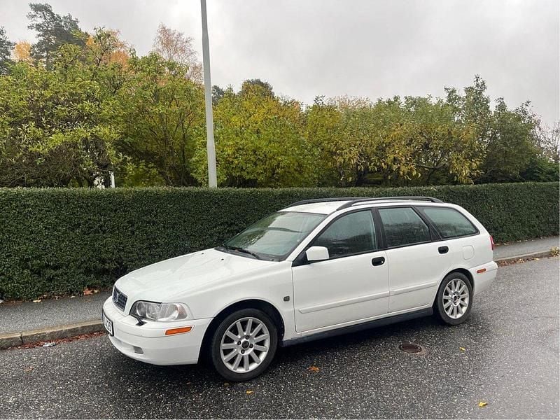 Vit Begagnad 2004 Volvo V40 Kombi | 15 000 kr (Dyr) - Bild 1/4