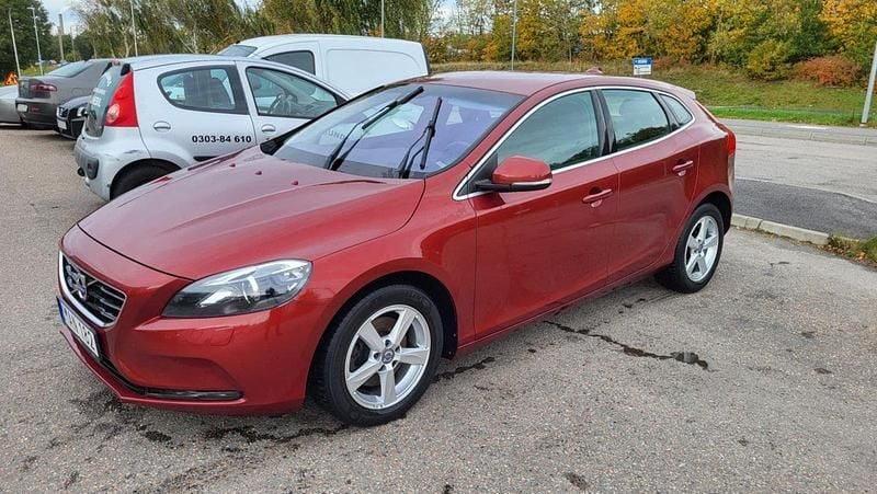 Röd Begagnad 2016 Volvo V40 Kombi | 99 000 kr (Superpris) - Bild 1/4