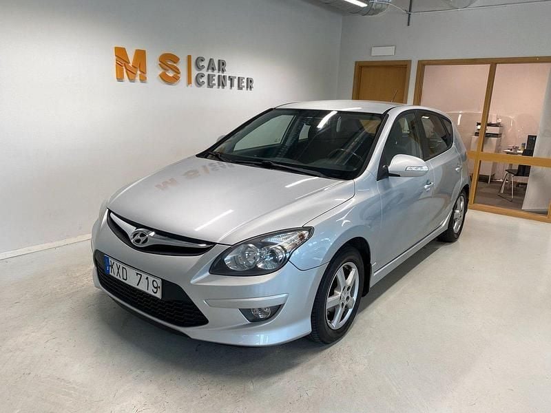 Silver Begagnad 2010 Hyundai i30 Halvkombi | 69 900 kr (Marknadspris) - Bild 1/4