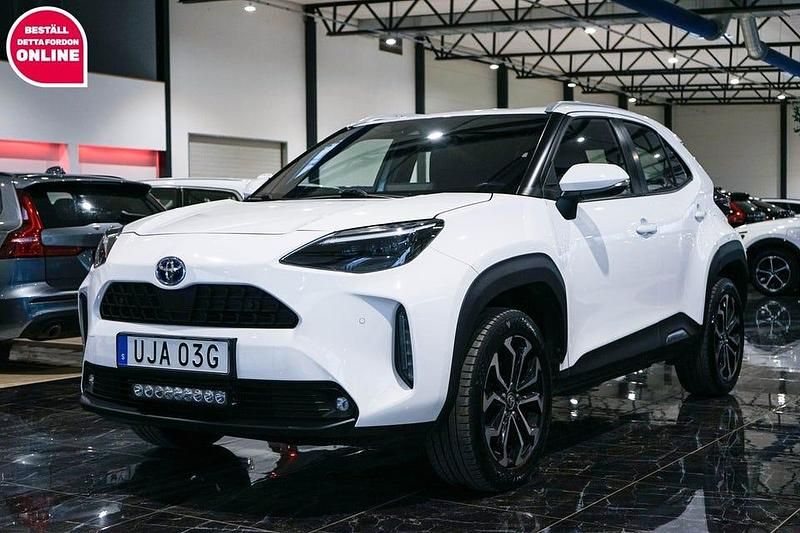 Vit Begagnad 2022 Toyota Yaris Hybrid Active | 209 500 kr (Bra pris) - Bild 1/4