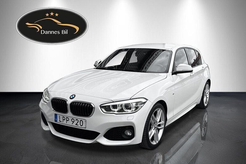 Vit Begagnad 2016 BMW 118 M Sport Halvkombi | 159 001 kr (Marknadspris) - Bild 1/4
