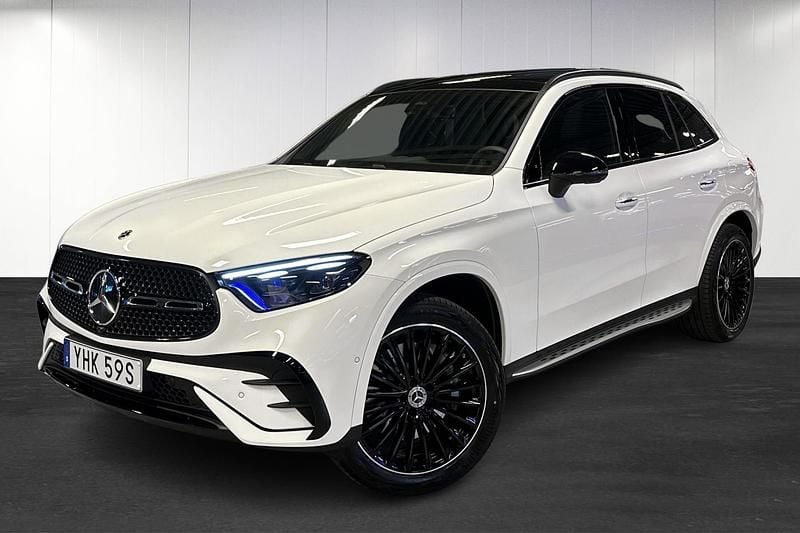 Vit Begagnad 2025 Mercedes GLC300e Advanced SUV | 869 300 kr - Bild 1/4