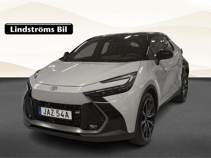 Grå Ny 2024 Toyota C-HR Sport SUV | 429 900 kr (Lite dyr) - Bild 1/3